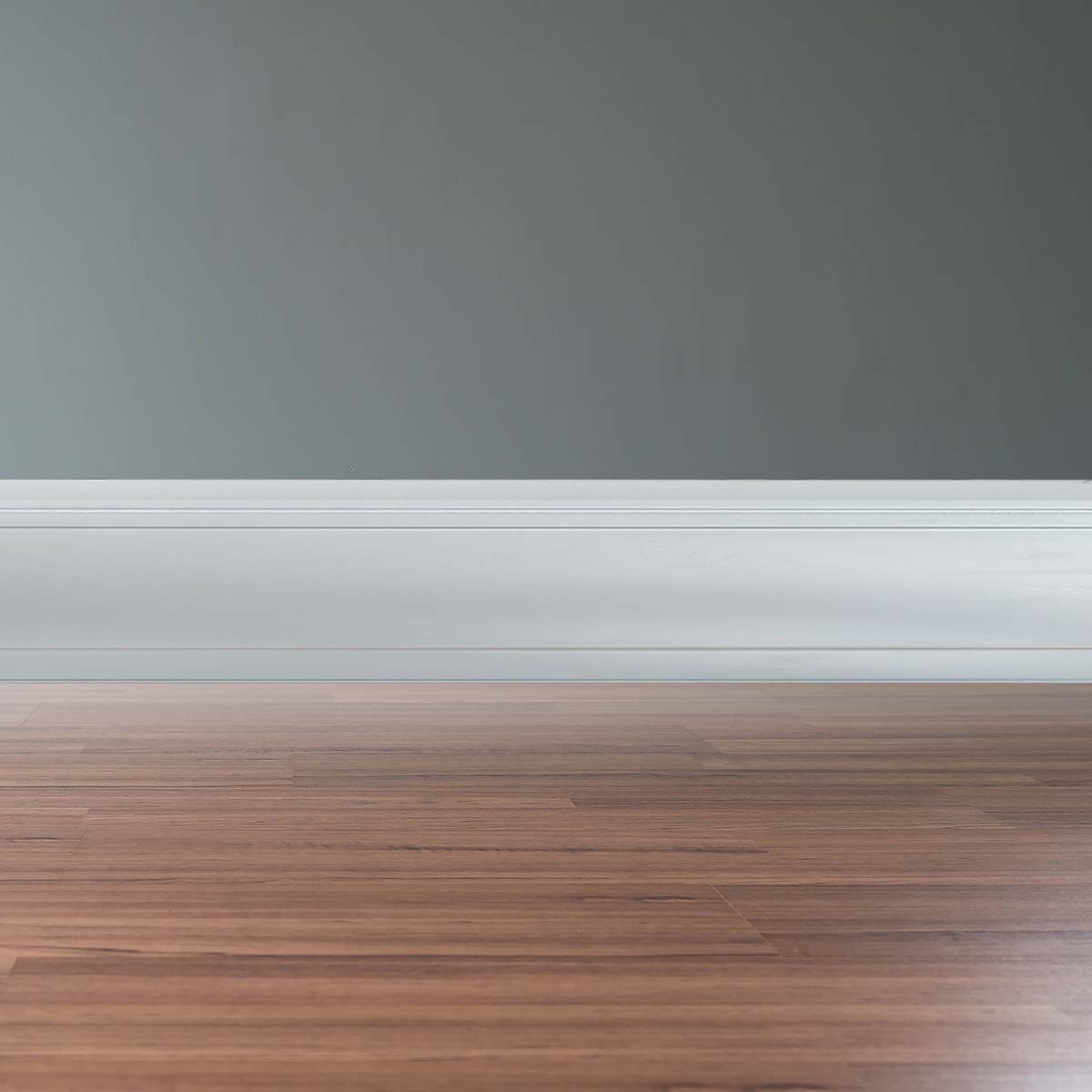 Rodapié modelo Mahusa Marsa sobre pared verde