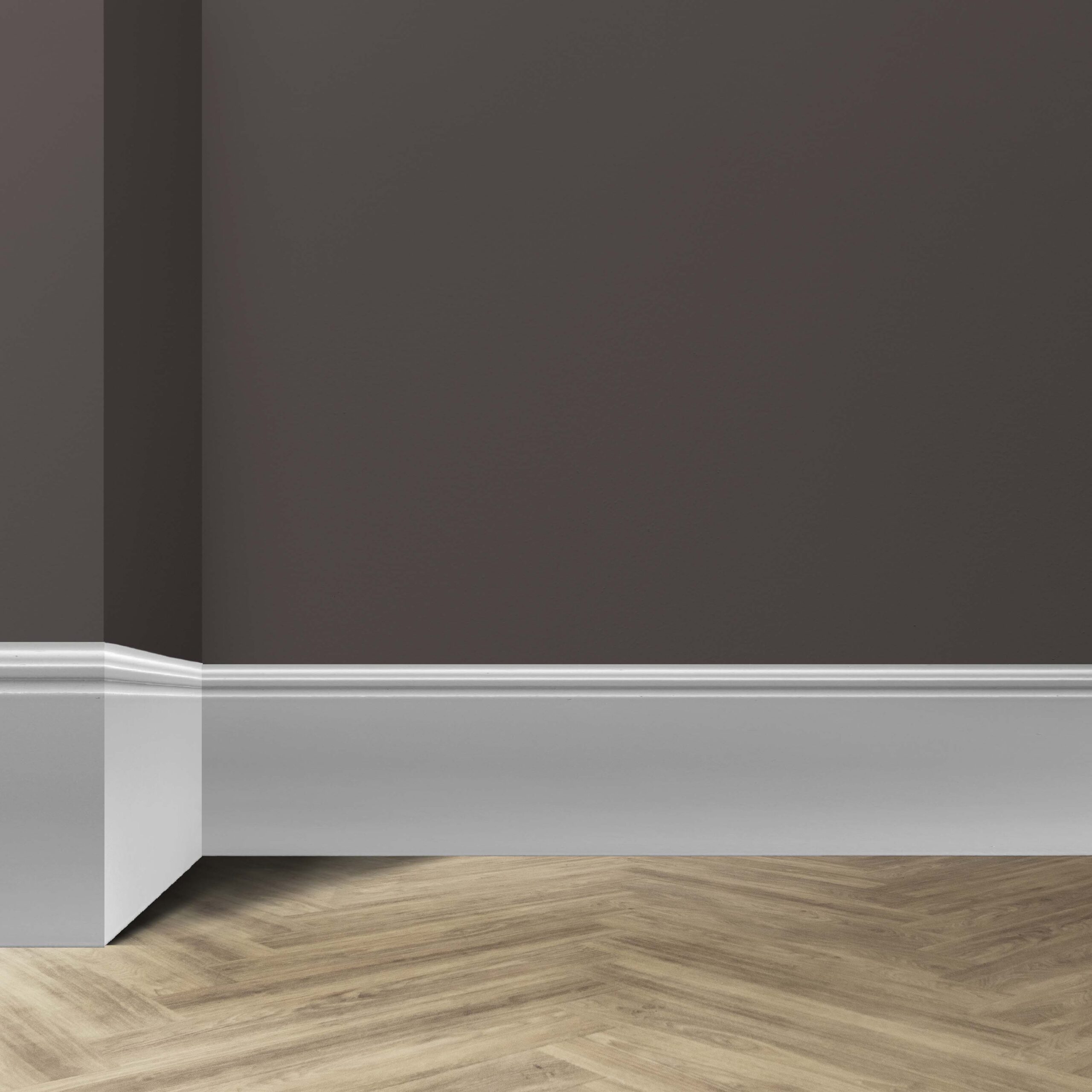 Rodapié modelo Juno sobre pared marron