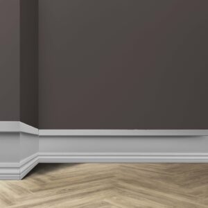 Rodapié modelo Senado sobre pared marrón